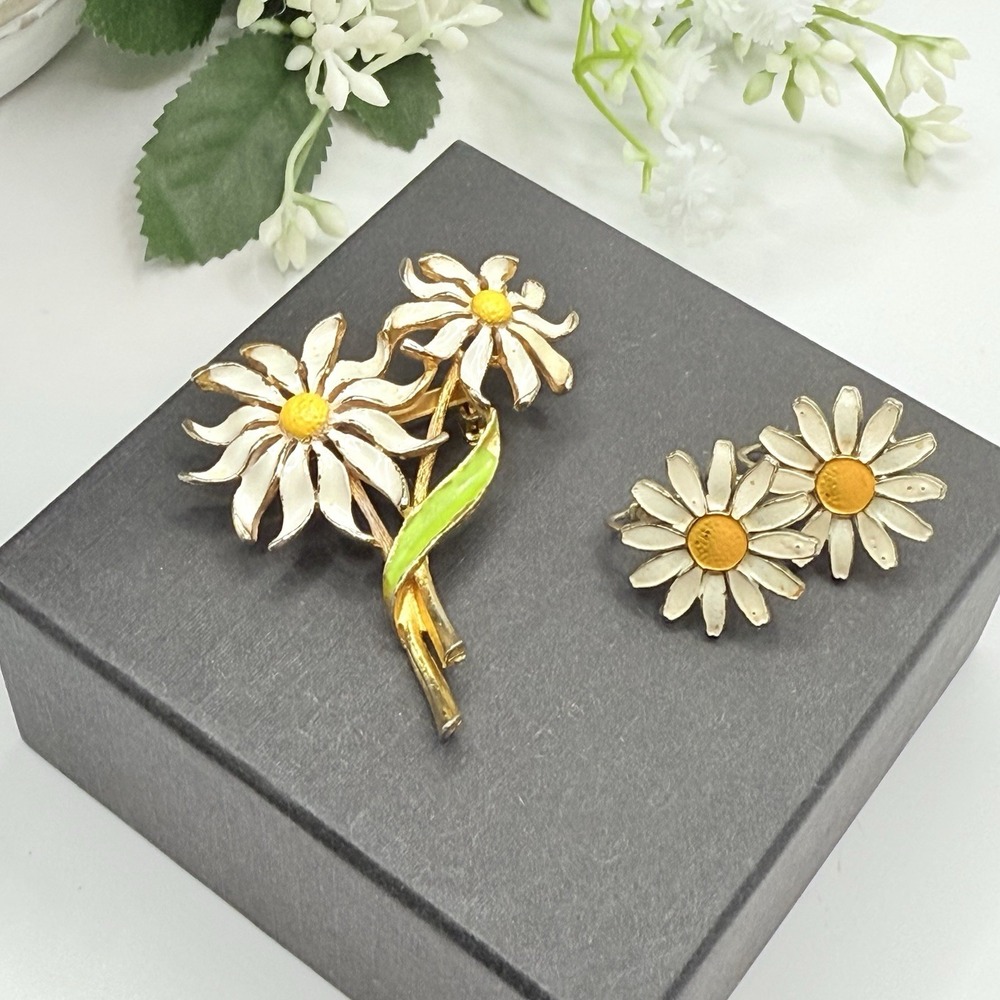 Vintage Enamel Daisy Brooch Clip Earrings Set White Flower Floral Jewelry 1960s
